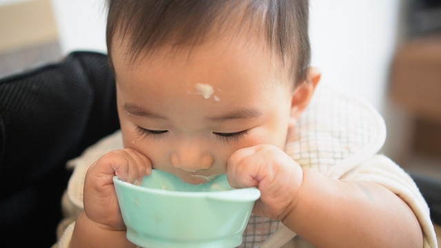 赤ちゃんに与えるヨーグルトは酸味の少ない無糖タイプを